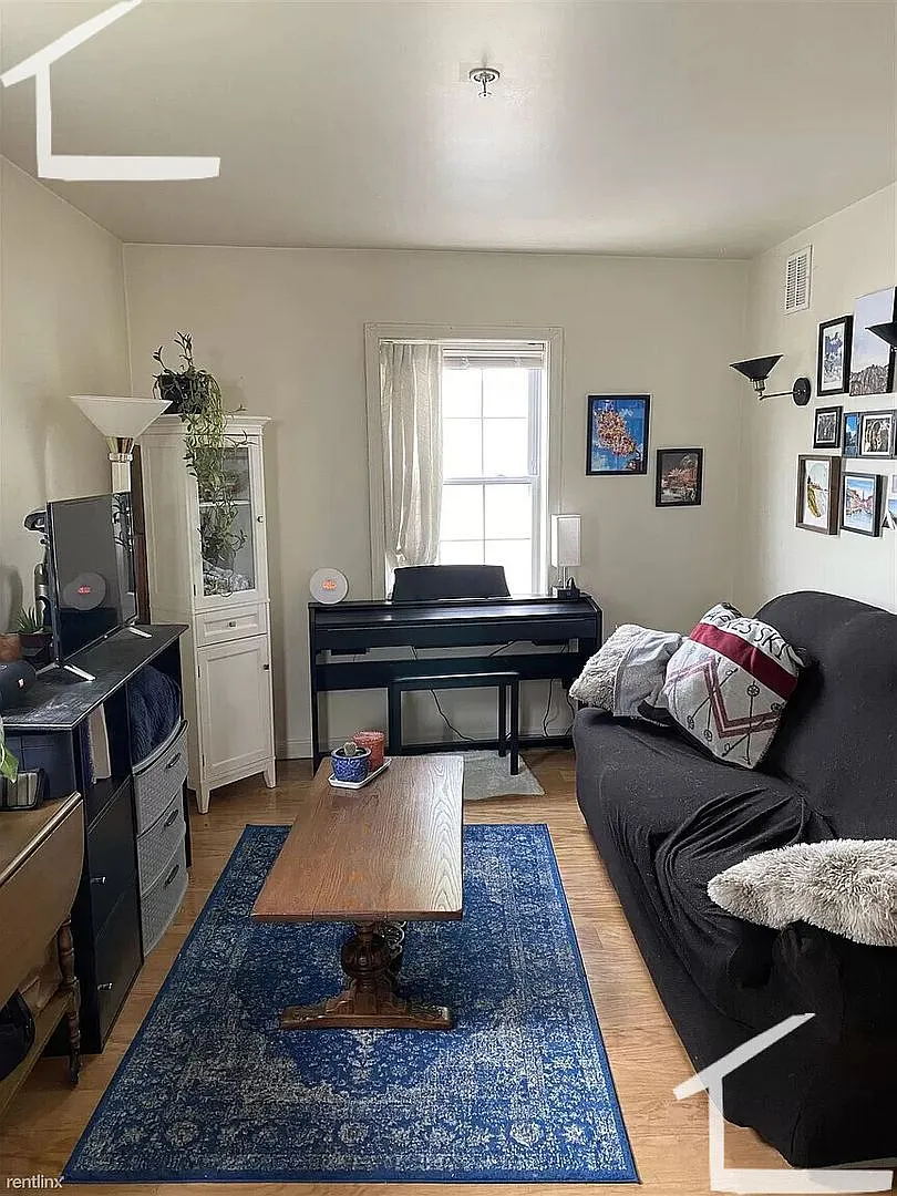 Modern Triplex Apartment with 1 Parking Included. Conveniently Located. NO FEE — Photo 4