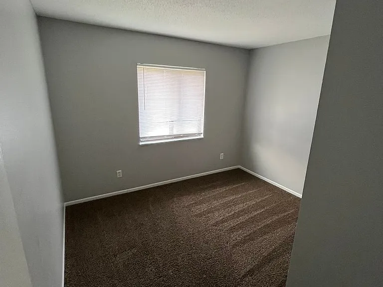 210 S Ivy Ln — Photo 6