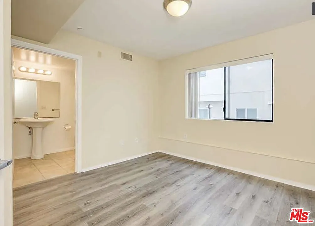 2 bed, 2.0 bath, 900 sqft, $2,450 — Photo 4