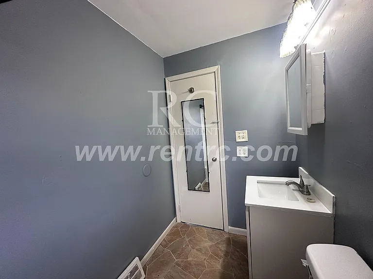 717 W Columbia St #W — Photo 5