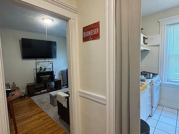 2nd image of 10 Lothian Rd APT 2