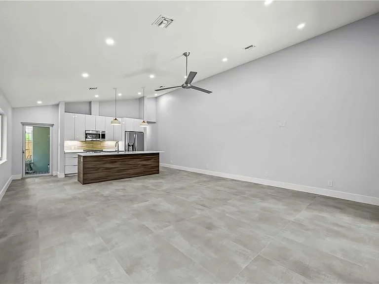 828 NE 17th Way #1 — Photo 10