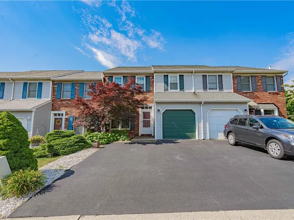 152 Village Walk Dr, Macungie, PA 18062