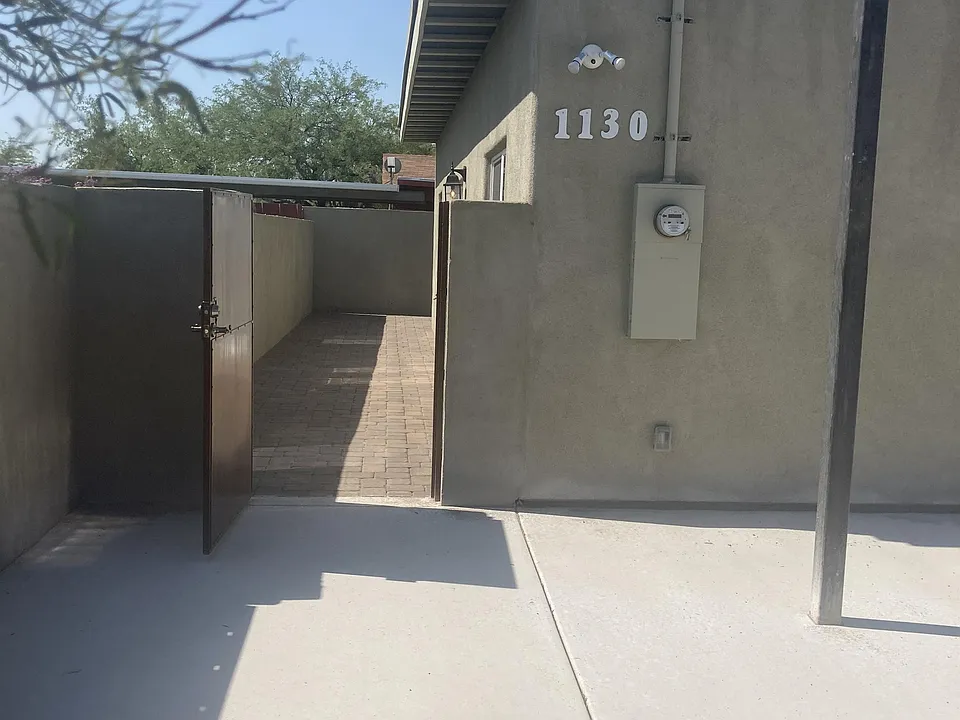 1130 E Winnie Pl