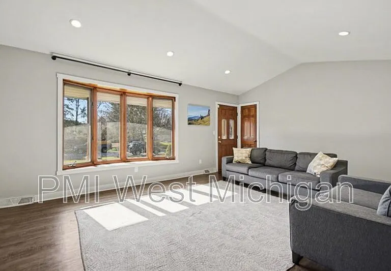 6593 Crownpointe Dr SW — Photo 4
