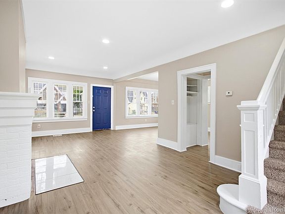 4th image of 3935 Chatsworth St
