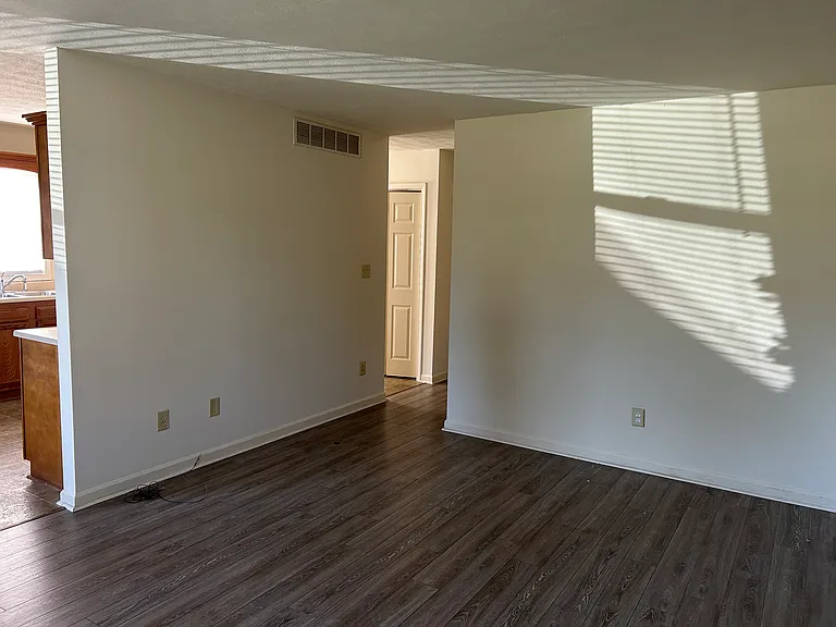 319 Anthony Dr — Photo 4