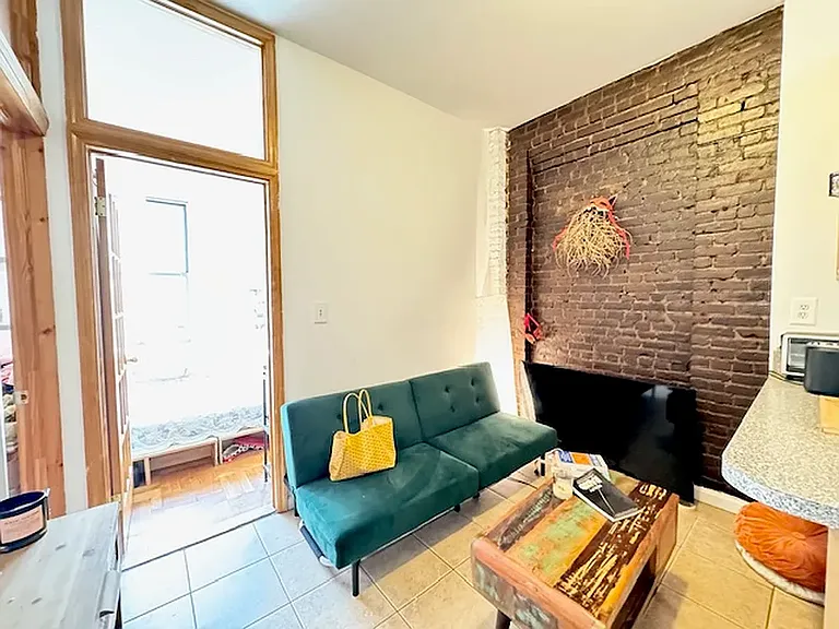 305 6th St #6A — Photo 1