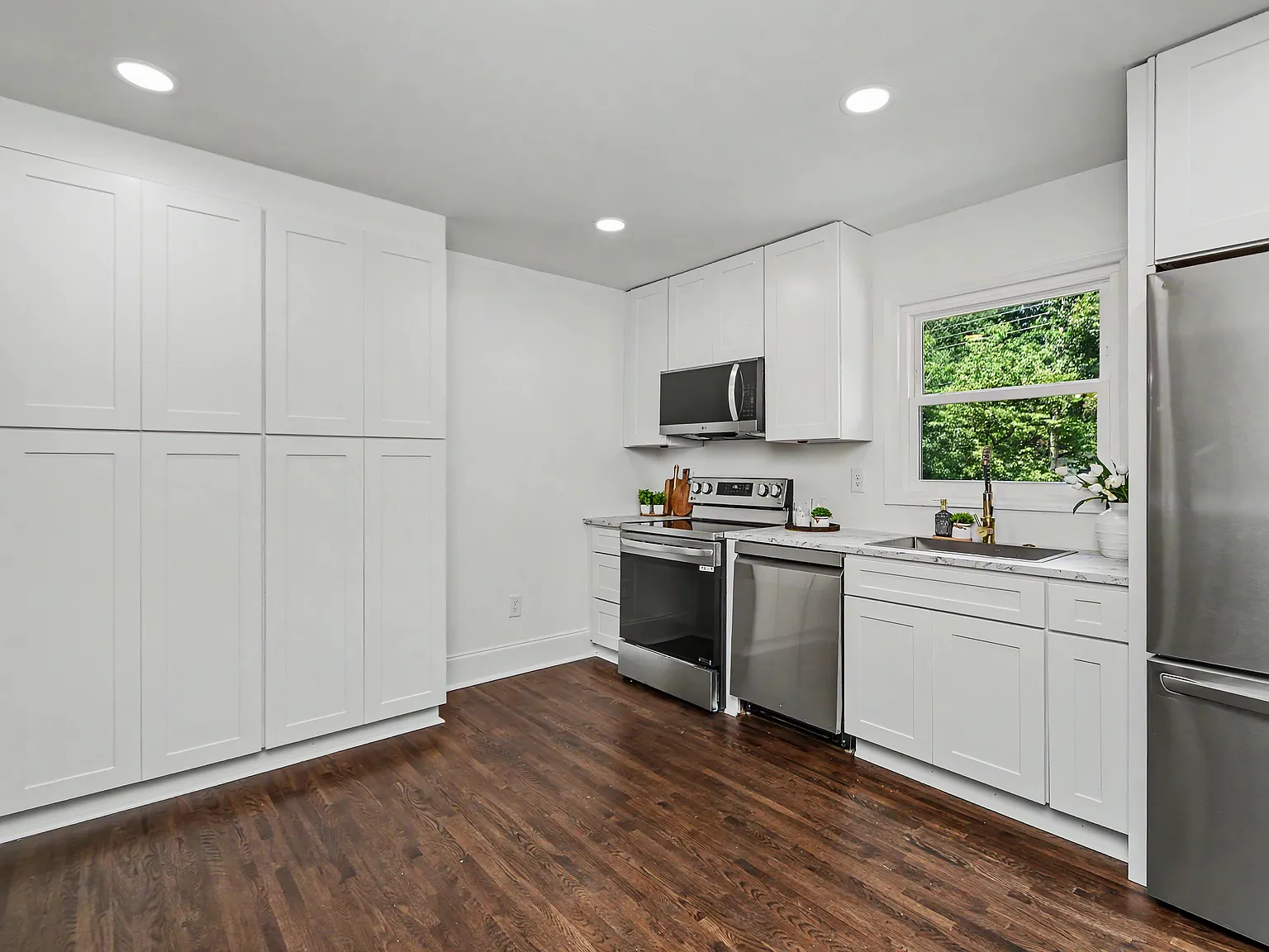 2200 Eastway Drive — Photo 3