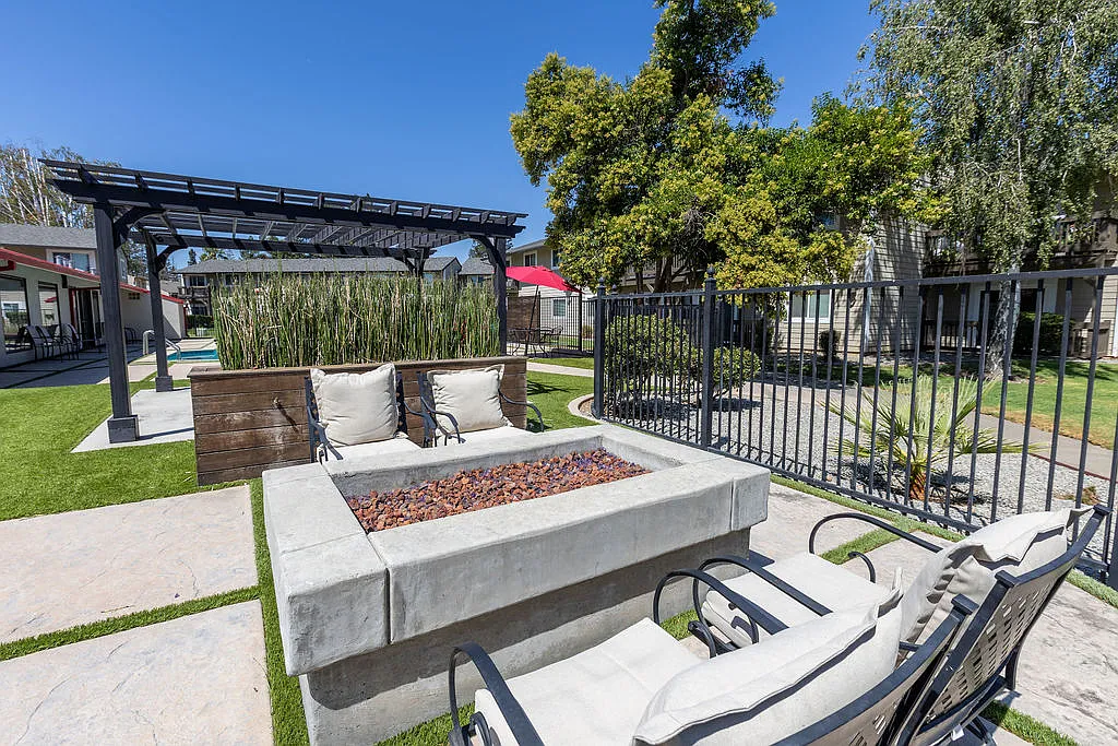 Cadena Apartments — Photo 3