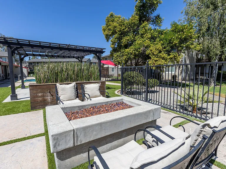 Cadena Apartments — Photo 3