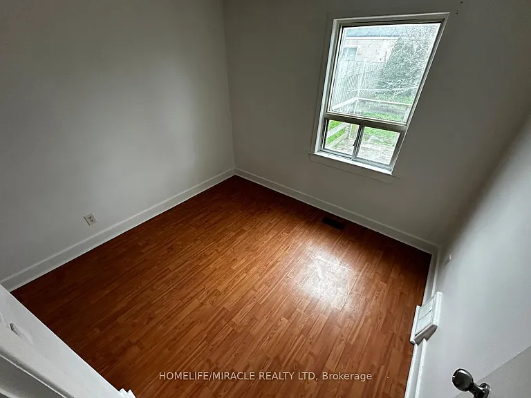 33 Jeavons Ave #ENTIRE HOUSE — Photo 6