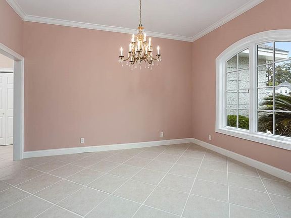 5th image of 127 Country Club Dr