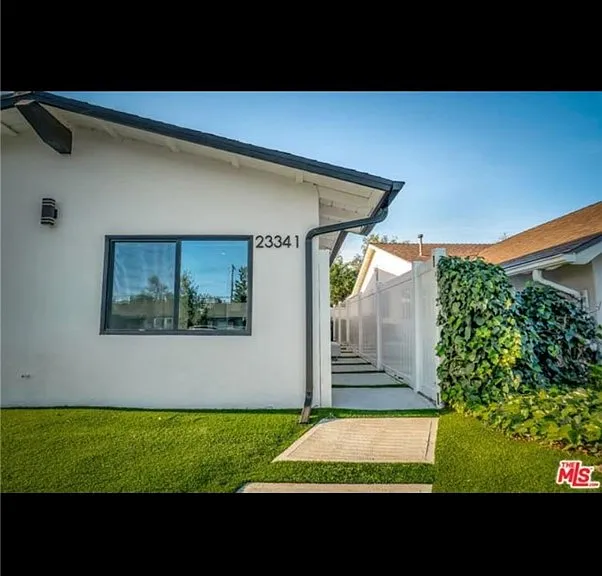 23341 Hartland St — Photo 4
