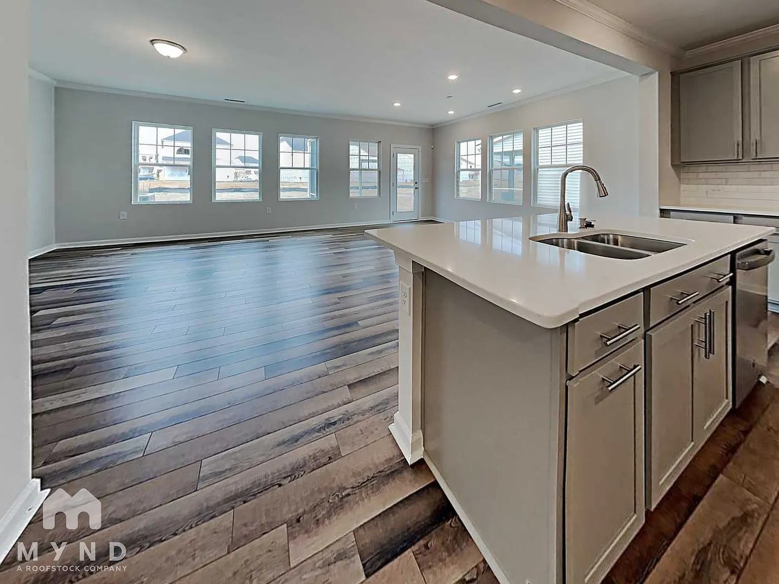 3 bed, 2.5 bath, 1924 sqft, $2,075 — Photo 2