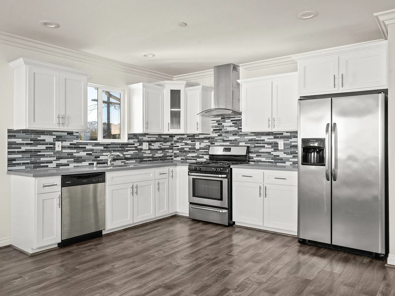 4 bed, 1375 sqft, $3,725 — Photo 4