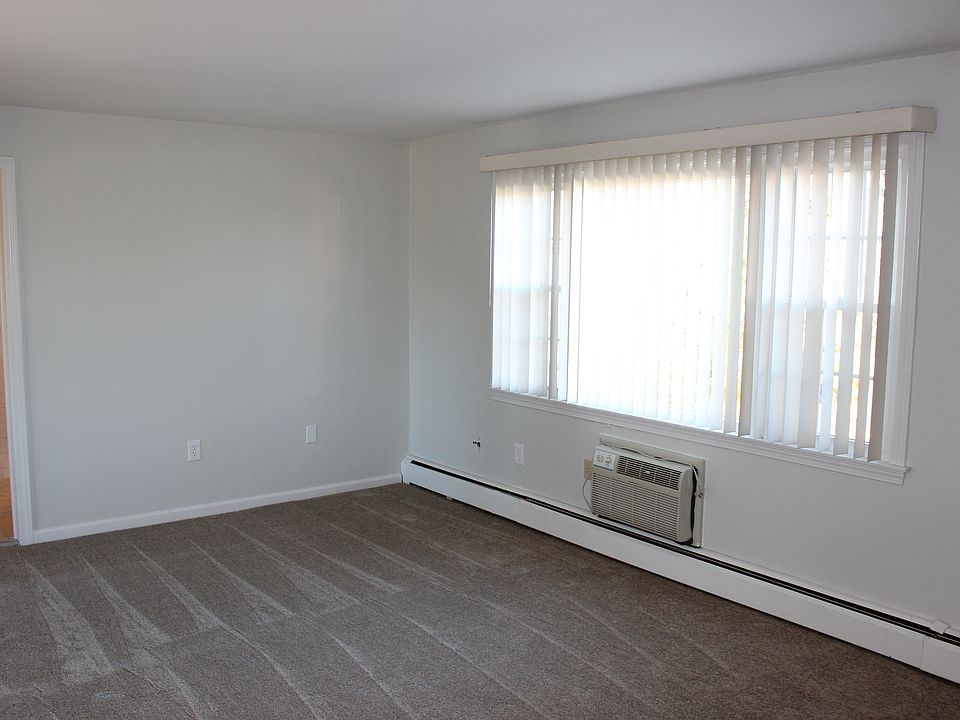 1st image of 137 1/2 Vernon Ave Unit B1