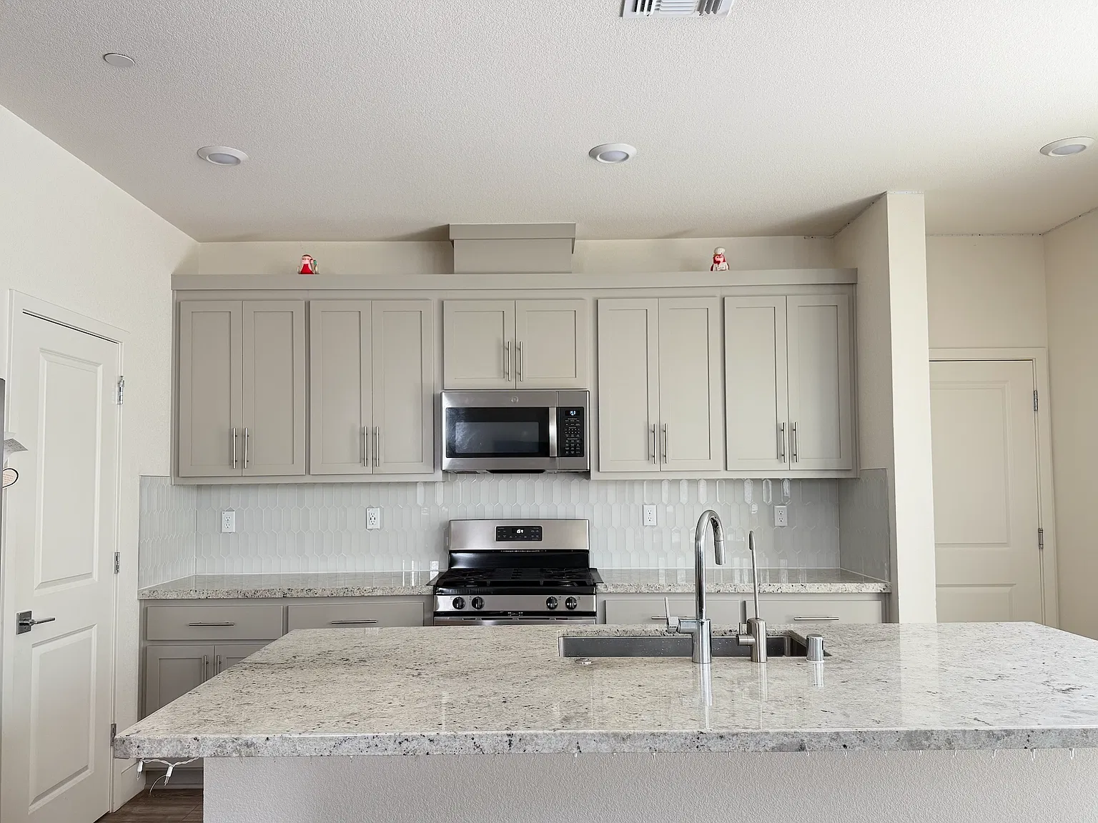 4 bed, 1992 sqft, $3,395 — Photo 3