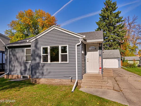 2114 4th Ave N, Grand Forks, ND 58203