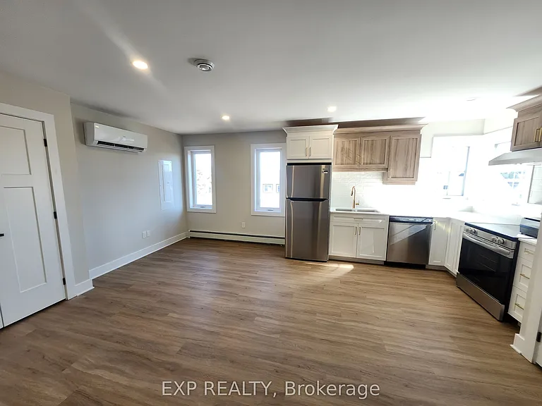 114 Lewis St W — Photo 13