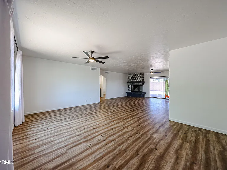 2602 E Charleston Ave — Photo 2