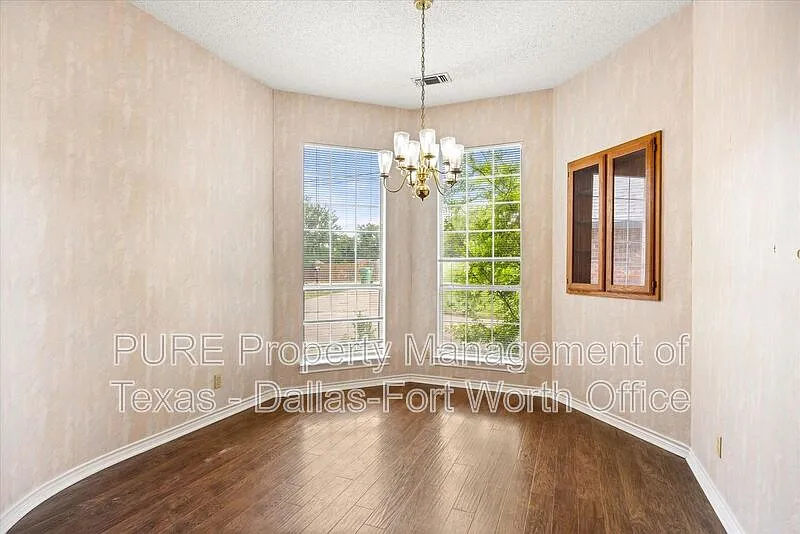 3 bed, 2.0 bath, 1977 sqft, $2,050 — Photo 4