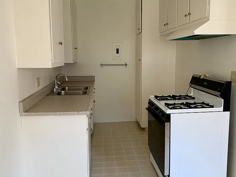 454 S Oak Knoll Ave #6 — Photo 2
