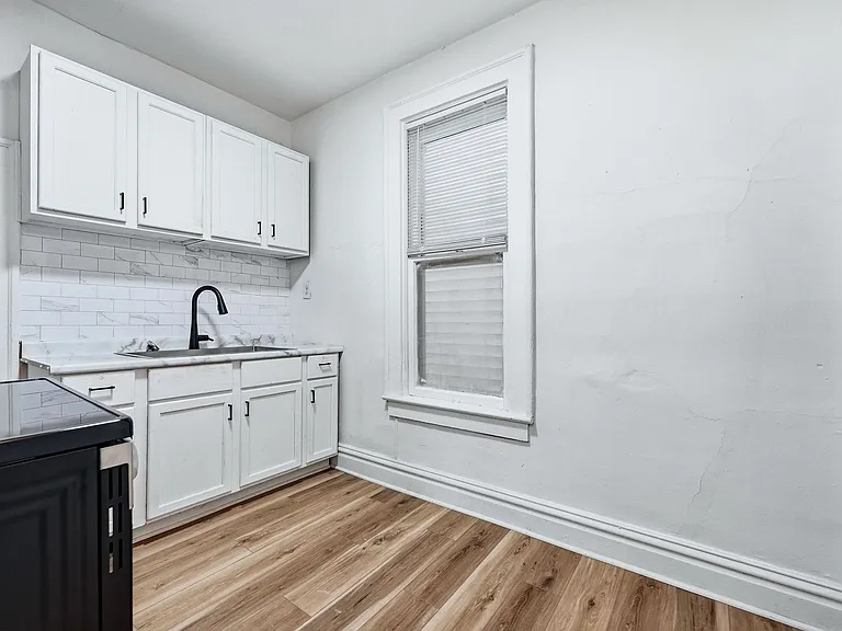 451 E Pontiac St — Photo 17
