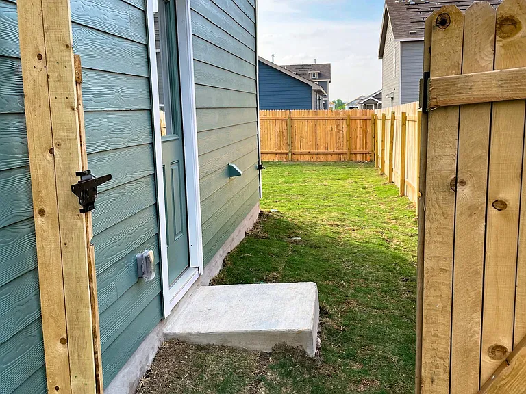335 Gabbro Gdns — Photo 5