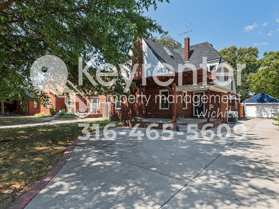 1728 E McKnight Dr