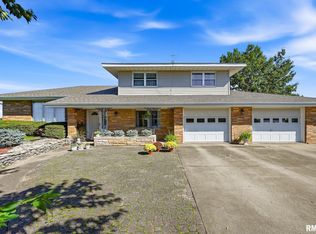 1700 Old Indian Town Rd, Henry, IL 61537