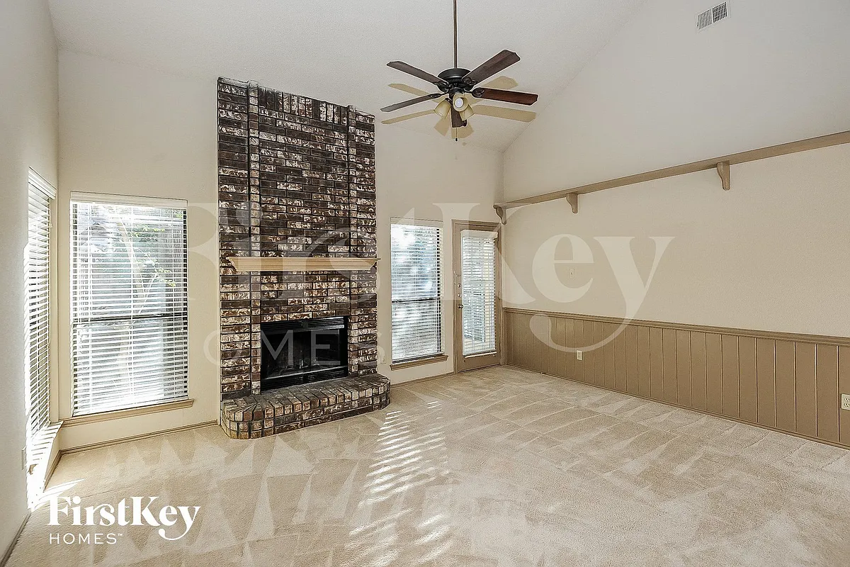 Building Photo - 1396 Chinaberry Dr