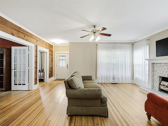 4th image of 1119 W Walker St