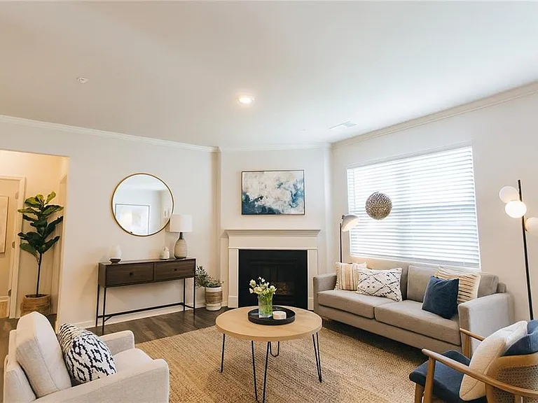 2715 Piper Dr — Photo 2