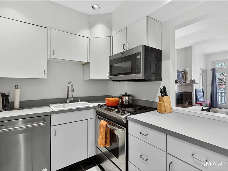 541 Chapel St #B — Photo 7