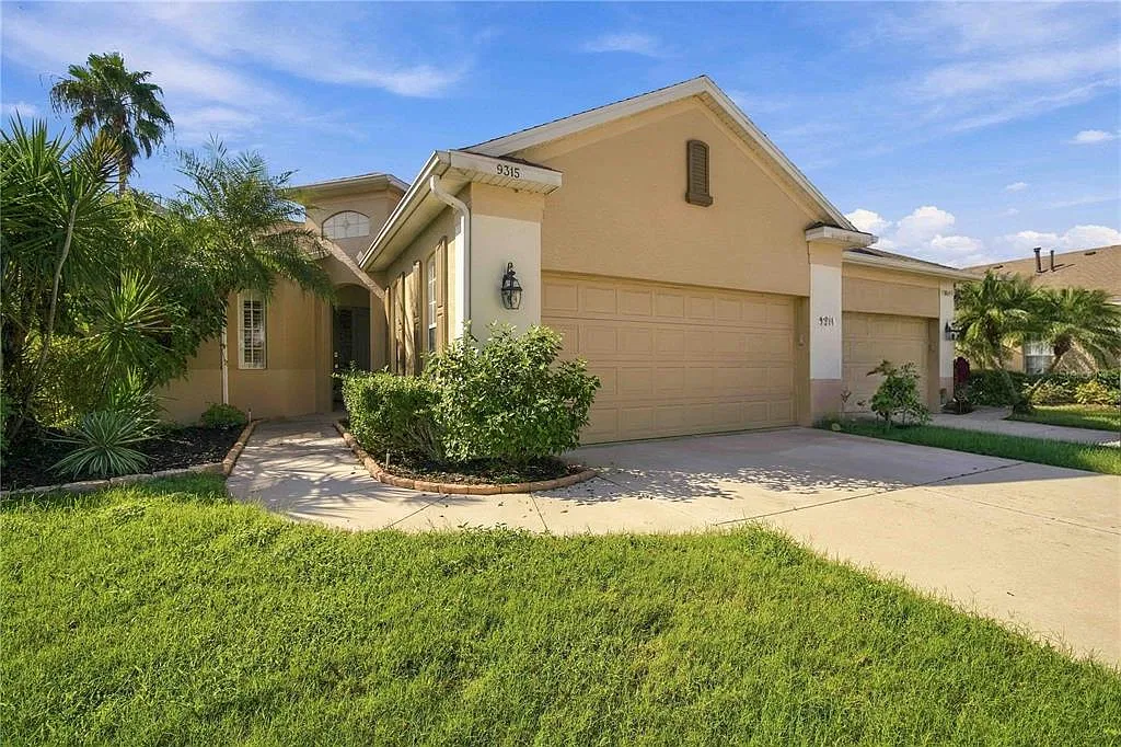 3 bed, 3.0 bath, 1609 sqft, $2,400 — Photo 1
