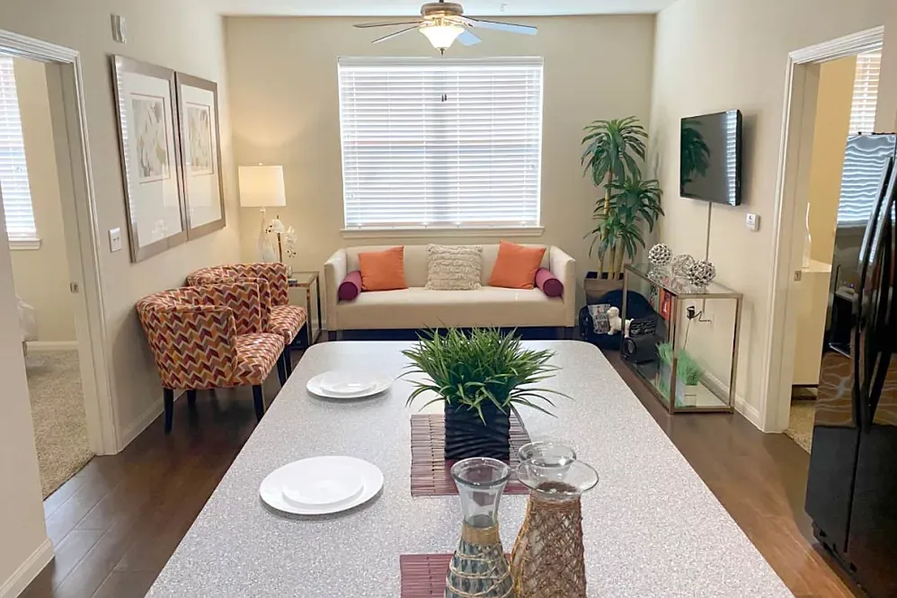 Oak Forest Apartments — Photo 4