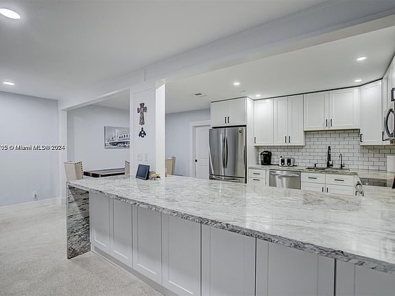 4th image of 461 SE 1st Ave