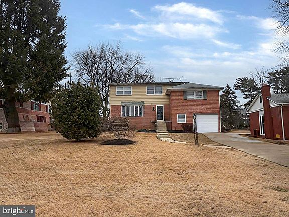 2nd image of 906 Venice Dr