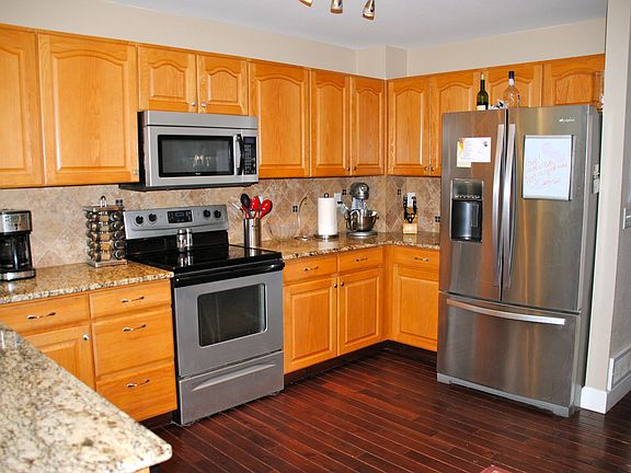 Kitchen w/granite & SS Apl