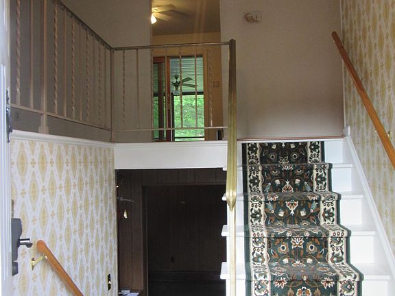 4th image of 30 Mountain Dr