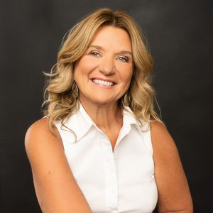 Angela  Miller