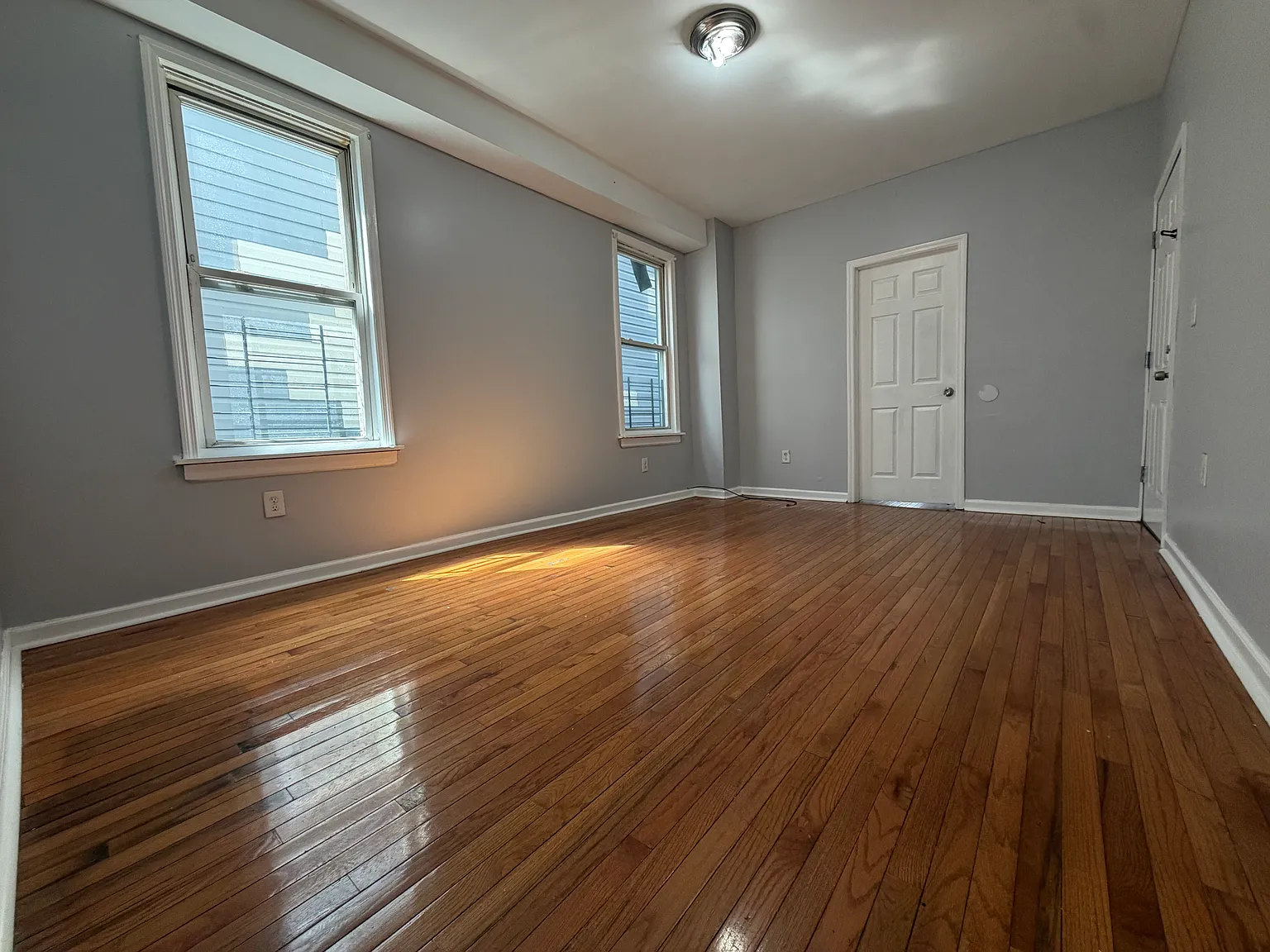 3 bed, 1000 sqft, $1,950 — Photo 2