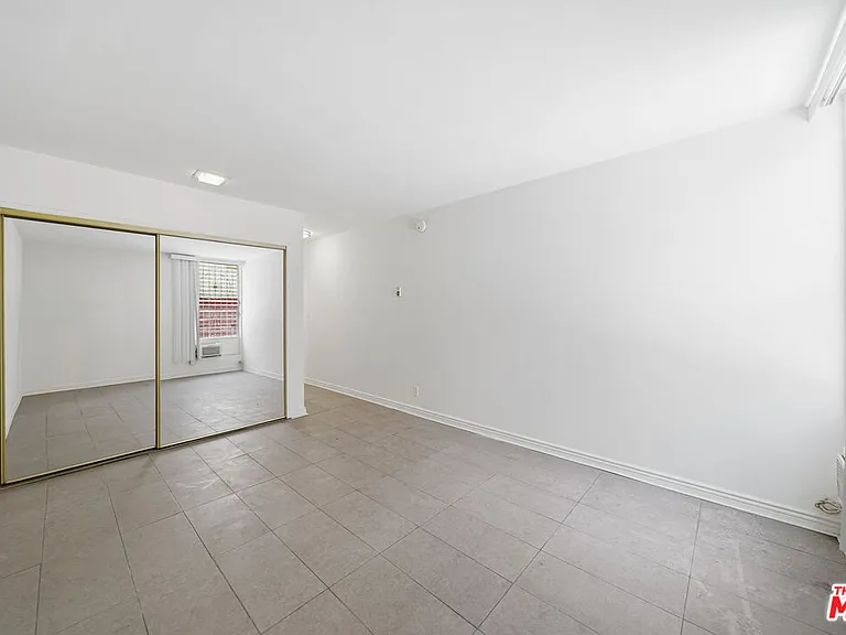 425 S Kenmore Ave #111 — Photo 7