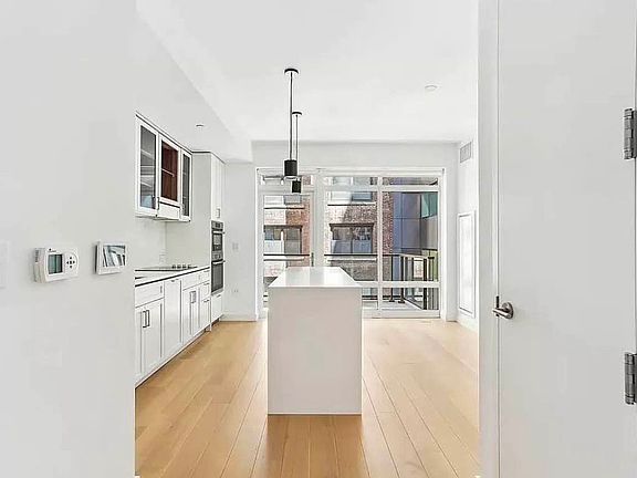 3rd image of 115 E 55th St APT 3D