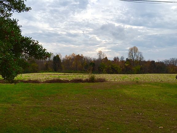 3rd image of 122 Circle Dr