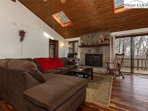 3rd image of 844 E Laurel Circle