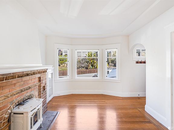 5th image of 351 Surrey St