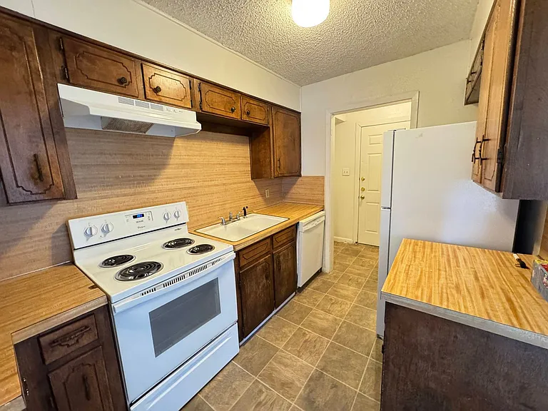 1006 Eastside Dr — Photo 8