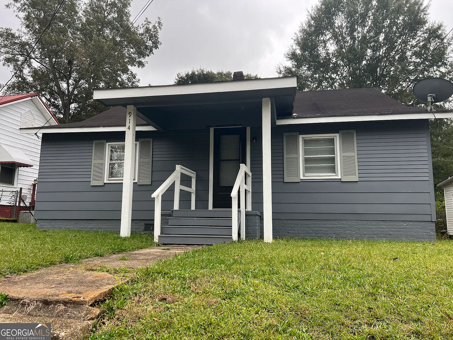 3 bed, 1.0 bath, 1220 sqft, $1,200 — Photo 1